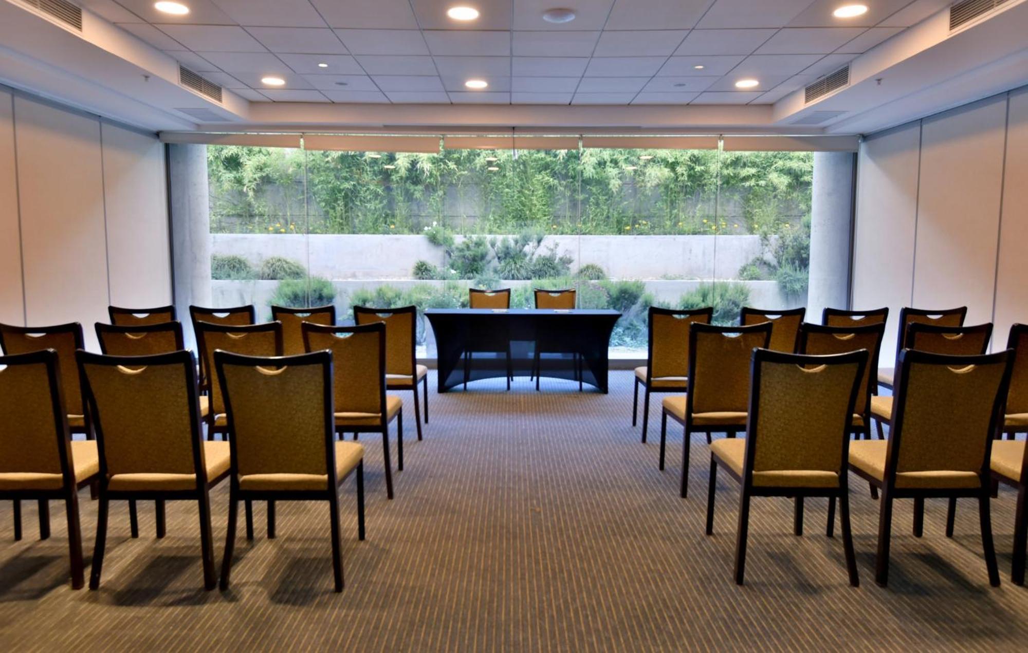- Airport Terminal By Ihg Hotel